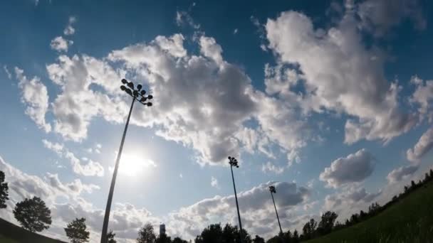 Timelapse Con Torri Leggere Uno Stadio Calcio Contro Tramonto Nuvole — Video Stock