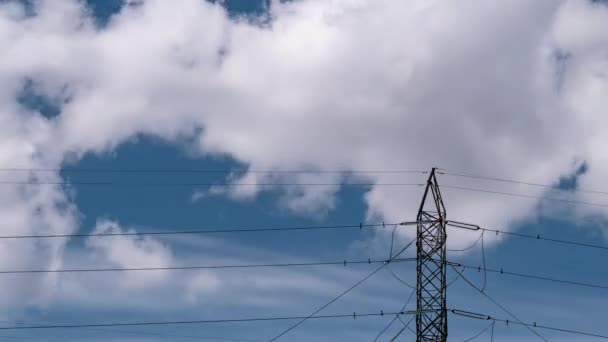 Strommast Mit Drähten Zur Stromübertragung Strommasten Und Hochspannungsleitungen Für Fahrzeuge — Stockvideo