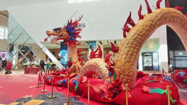 Traditie Aziatische Draak Met Pioenroos Sculptuur Kunst Installatie Yorkdale Shopping — Stockvideo