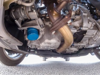 Arabanın alt görüntüsü, otomobil egzoz sistemindeki katalitik dönüştürücü parçası. Motor yağı filtresi ve tavası. Şanzıman tavası. Ön satın alma denetimi ya da teslimat öncesi kontrol. Otomatik mekanik görünüm.