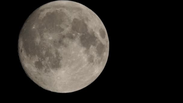 暗い空に包まれた満月の動き ハロウィーンの魔女の気分 神秘的なスリラー気分のコンセプトのための月と大気の暗い夜の空 — ストック動画