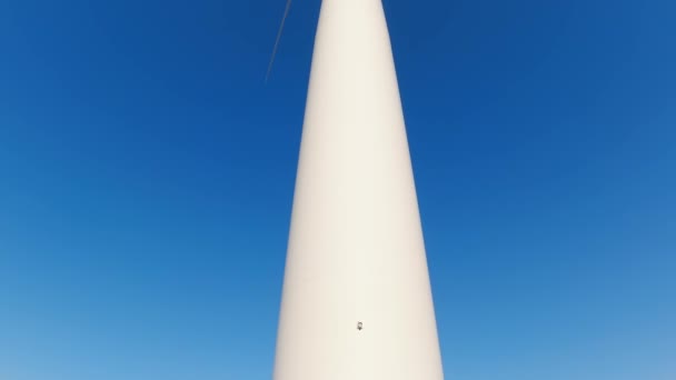 Grote Windturbine Met Bladen Het Veld Onder Het Zicht Blauwe — Stockvideo