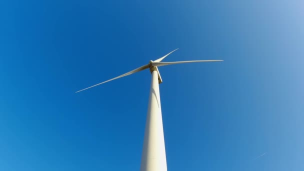 Знизу Вітрогенераторна Електростанція Екологічна Інженерія Відновлювана Енергетика Вид Вітряну Турбіну — стокове відео