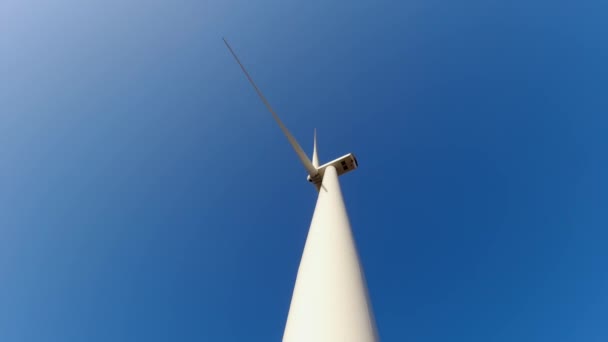 Знизу Вітрогенераторна Електростанція Екологічна Інженерія Відновлювана Енергетика Вид Вітряну Турбіну — стокове відео
