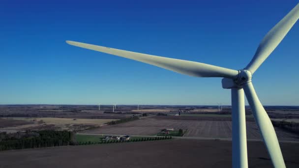 Große Windkraftanlage Mit Schaufeln Der Feldluftaufnahme Blauer Himmel Mit Bauernhofpanorama — Stockvideo