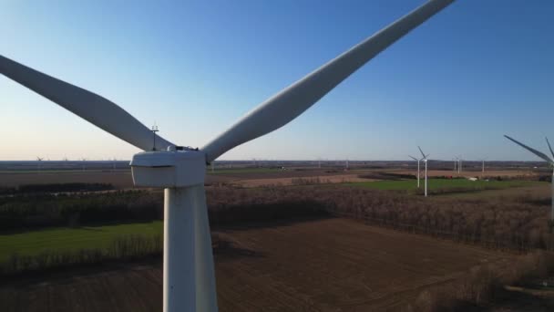 Widok Lotu Ptaka Potężną Turbinę Wiatrową Produkcji Energii Czystym Błękitnym — Wideo stockowe