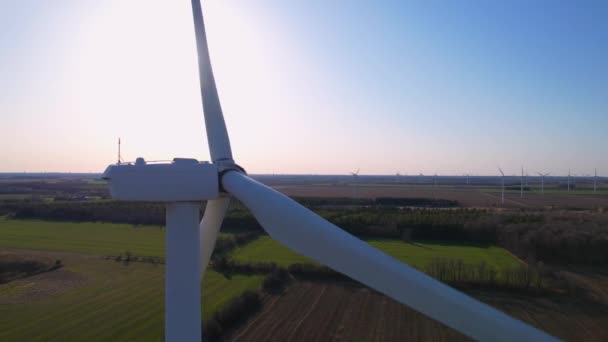 Большая Ветряная Турбина Лопастями Поле Зрения Воздуха Голубое Небо Панорамой — стоковое видео