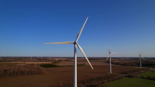 Luftaufnahme Einer Leistungsstarken Windkraftanlage Zur Energiegewinnung Mit Klarem Blauen Himmel — Stockvideo