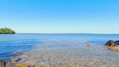 Manitou Gölü 'nün sakin ve büyüleyici sularının ve sulak alanlarının muhteşem manzarası. Kuzey Ontario, Kanada 'daki Manitoulin Adası' nın lüks manzarası. Adadaki en büyük göl..