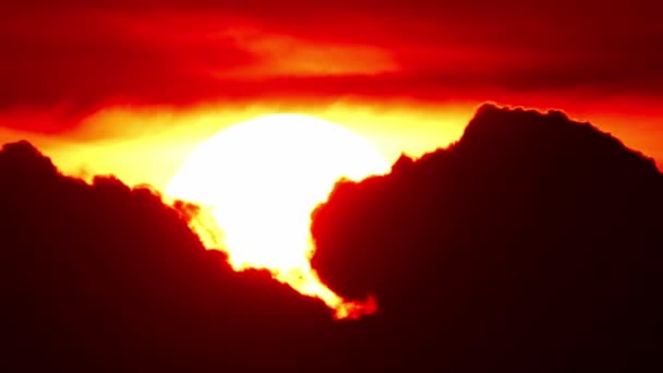 Afrykański Zachód Słońca Upływa Dużym Dyskiem Słonecznym Podświetlanymi Chmurami Kino — Wideo stockowe