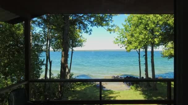 Pohled Krásné Jezero Manitou Chaty Úžasná Nebeská Krajina Stromy Vodou — Stock video