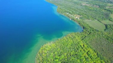 Manitou Gölü 'nün doğal güzelliği ile çevrili lüks tatil günü hava manzarası. Eğlence saadeti, Manitoulin Adası kıyılarının panoramik manzarası, cennetteki deniz maceraları...