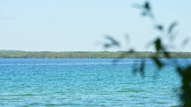 Manitou Gölü 'nün sakin ve büyüleyici sularının ve sulak alanlarının muhteşem manzarası. Kuzey Ontario, Kanada 'daki Manitoulin Adası' nın lüks manzarası. Adadaki en büyük göl..