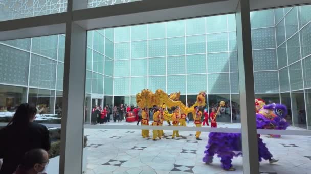 中国农历2024年农历新年舞龙庆祝活动 在阿迦汗博物馆的中国黄道带 农历新年及龙年 加拿大安大略省多伦多 2024年2月17日 — 图库视频影像