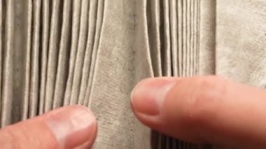 Hava filtresi yırtılarak açılıyor. Yakın plan. Klima için toz ve kir filtresi, zemin kanalı ya da zarın içindeki HEPO hava temizleyicisi. Evde veya arabada daha iyi hava kalitesi için havalandırma filtresi. HVAC alerjisi