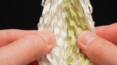 Hava filtresi yırtılarak açılıyor. Yakın plan. Klima için toz ve kir filtresi, zemin kanalı ya da zarın içindeki HEPO hava temizleyicisi. Evde veya arabada daha iyi hava kalitesi için havalandırma filtresi. HVAC alerjisi