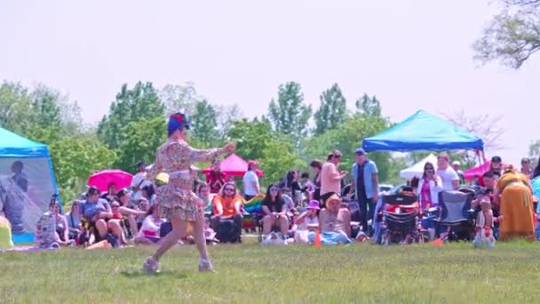 Sleep Koningin Drag King Performers Dansen Toronto Jaarlijkse Spirit Powwow — Stockvideo
