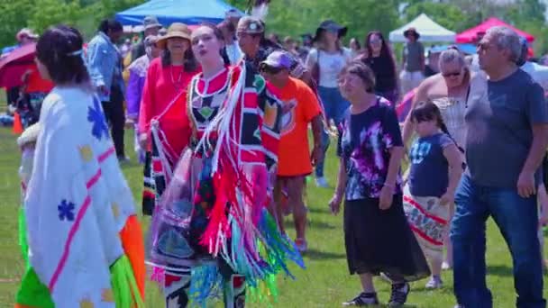 两个幽灵坑哇 由第一民族的两个幽灵人民 华丽华丽的羽毛舞蹈家 身着传统格子花舞的美洲原住民 加拿大安大略省多伦多 2023年5月27日 — 图库视频影像