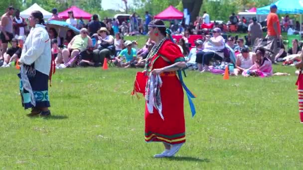 スタイルとレガリアとすごい先住民の伝統舞踊を力 二霊力第一世界の二霊人が主催する力です 競争とお祝い カナダのオンタリオ州トロント 2023年5月27日 — ストック動画