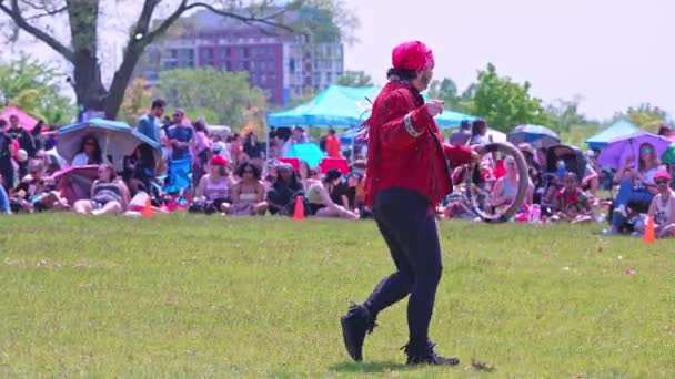 トロントで2番目に毎年開催される2スピリット パワーワウは ダウンビュー パークで第1回国連の2スピリット ピープルが主催している Spirits Powすごい伝統的なダンスと競争 トロント オンタリオ州 カナダ — ストック動画