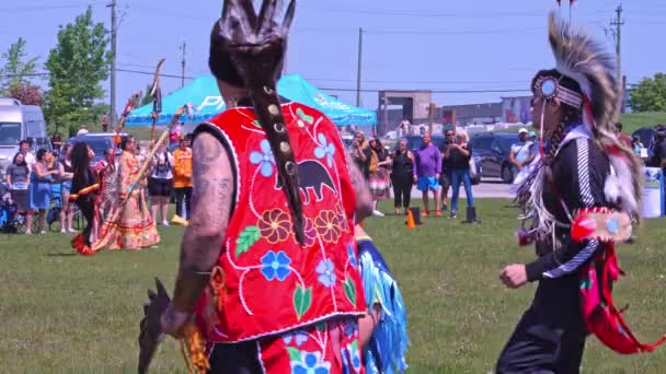 第2届年度双灵媒的伟大入口哇 由第一民族的双灵媒人民 舞蹈演员带着自豪和尊严 加拿大安大略省多伦多 2023年5月27日 — 图库视频影像