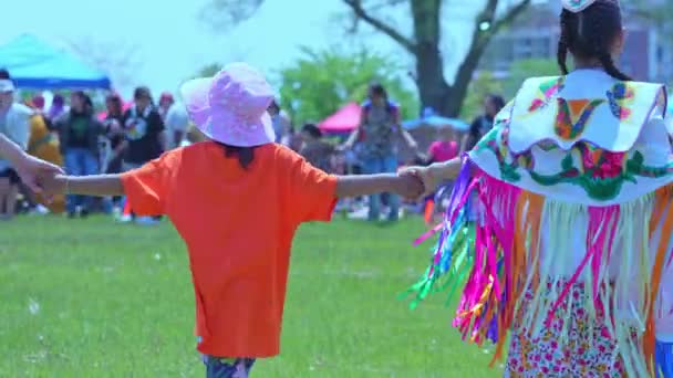 友情のサークルパウすごい先住民族のダンス 二霊力第一世界の二霊人が主催する力です すべての人々は友情ダンスに歓迎されています トロント オンタリオ カナダ 5月27 2023 — ストック動画