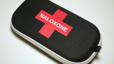 NALOXONE ve acil durum çantasındaki kırmızı haç aşırı dozda uyuşturucu tedavisinde kullanılan ilaçları içeriyor. Burun ilaçları aşırı doz kitinde: Toronto, Ontario, Kanada - 30 Mart 2024