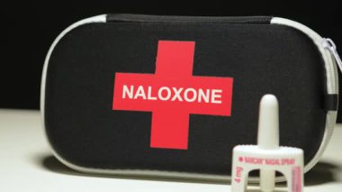 Narcan burun spreyi acil durum çantasına. Narcan Naloxone aşırı dozda uyuşturucu için kullanılır. Toronto, Ontario, Kanada - 23 Mart 2024