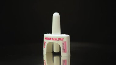 Narcan Nalokson burun spreyi, siyah arka planda izole edilmiş, normal solunumunu hızla geri getirerek opioid aşırı dozu tersine çevirmek için kullanılan hayat kurtaran bir ilaçtır: Toronto, Ontario, Kanada - 23 Mart 2024