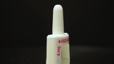 Narcan Nalokson burun spreyi, siyah arka planda izole edilmiş, normal solunumunu hızla geri getirerek opioid aşırı dozu tersine çevirmek için kullanılan hayat kurtaran bir ilaçtır: Toronto, Ontario, Kanada - 23 Mart 2024