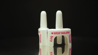 Narcan Nalokson burun spreyi, siyah arka planda izole edilmiş, normal solunumunu hızla geri getirerek opioid aşırı dozu tersine çevirmek için kullanılan hayat kurtaran bir ilaçtır: Toronto, Ontario, Kanada - 23 Mart 2024