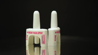Narcan Nalokson burun spreyi, siyah arka planda izole edilmiş, normal solunumunu hızla geri getirerek opioid aşırı dozu tersine çevirmek için kullanılan hayat kurtaran bir ilaçtır: Toronto, Ontario, Kanada - 23 Mart 2024