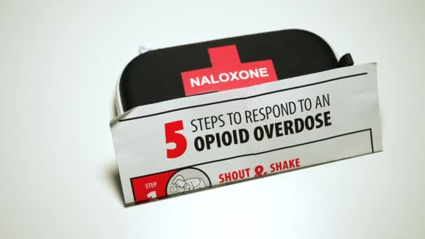 Stappen Reageren Een Opioïde Overdoseringsgids Bij Narcan Neusspray Noodtas Narcan — Stockvideo
