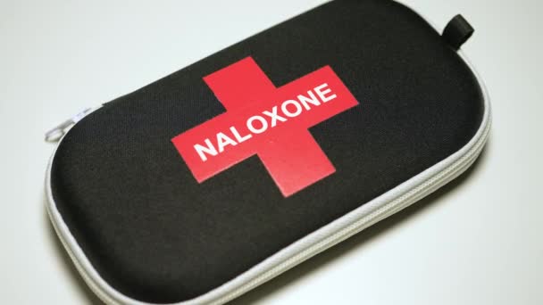 Naloxone Και Narcan Ρινικό Σπρέι Στην Τσάντα Έκτακτης Ανάγκης Κιτ — Αρχείο Βίντεο