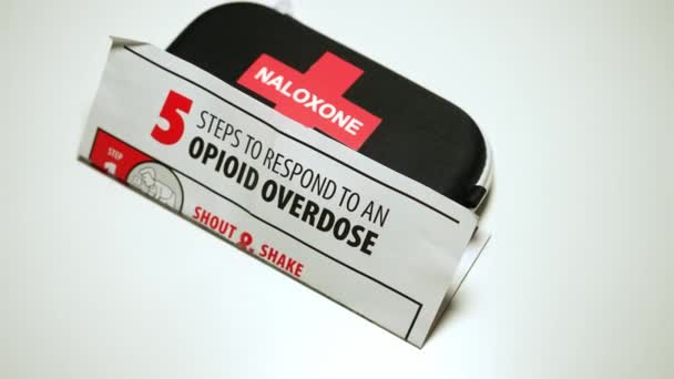 Naloxone Vöröskereszt Sürgősségi Táskára Van Írva Ópioid Gyógyszerek Túladagolásának Gyógyítására — Stock videók