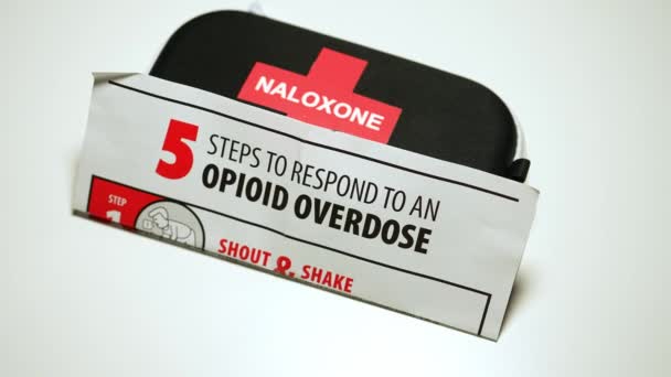 Stappen Reageren Een Opioïde Overdoseringsgids Bij Narcan Neusspray Noodtas Narcan — Stockvideo