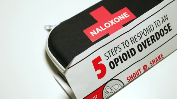Naloxone Vöröskereszt Sürgősségi Táskára Van Írva Ópioid Gyógyszerek Túladagolásának Gyógyítására — Stock videók
