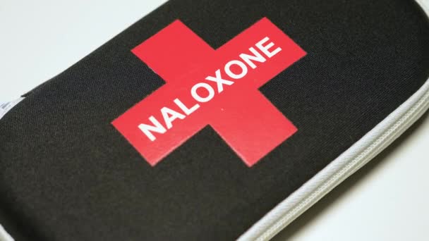 Naloxona Narcan Pulverización Nasal Bolsa Del Kit Sobredosis Emergencia Utilizada — Vídeo de stock