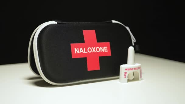 ナロキソンとナルカンの鼻スプレー 麻薬オピオイド薬やストリート薬の過剰摂取から回復するために使用される緊急過剰摂取キットバッグ トロント オンタリオ カナダ 2024 — ストック動画