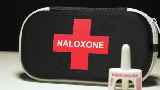 Narcan Ρινικό Σπρέι Τσάντα Έκτακτης Ανάγκης Κιτ Narcan Naloxone Χρησιμοποιείται — Αρχείο Βίντεο