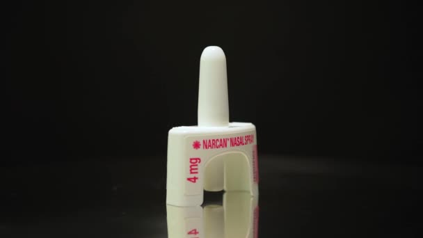 纳坎纳洛酮鼻腔喷雾剂是一种救命药物 通过快速恢复正常呼吸来逆转阿片类药物过量 在黑色背景下隔离 加拿大安大略省多伦多 2024年3月23日 — 图库视频影像