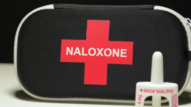 Naloxon Och Narcan Nässpray Akut Överdos Kit Väska Som Används — Stockvideo