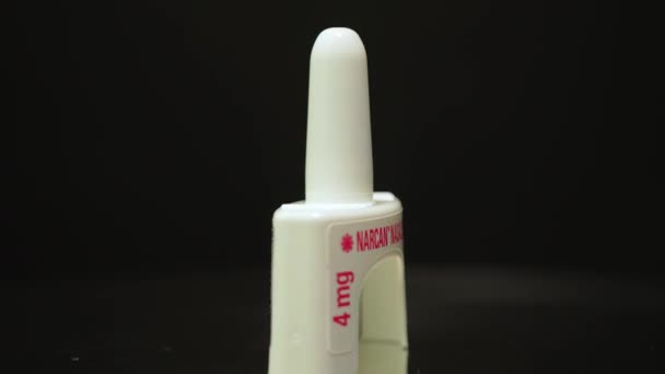 나르칸 Naloxone 스프레이는 검은색 배경에 정상적인 호흡을 신속하게 복원하여 오피오이드 — 비디오