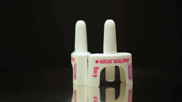 纳坎纳洛酮鼻腔喷雾剂是一种救命药物 通过快速恢复正常呼吸来逆转阿片类药物过量 在黑色背景下隔离 加拿大安大略省多伦多 2024年3月23日 — 图库视频影像