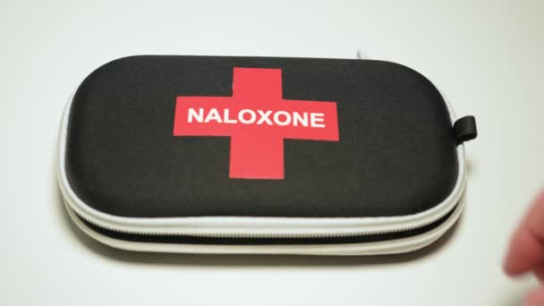 Naloxone Και Narcan Ρινικό Σπρέι Στην Τσάντα Έκτακτης Ανάγκης Κιτ — Αρχείο Βίντεο