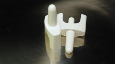 Burun spreyi, siyah arka planda normal solunumu ve izole edilmiş görüntüyü geri getirerek aşırı dozda opioid kullanımını tersine çevirmek için kullanılan hayat kurtaran bir ilaçtır..