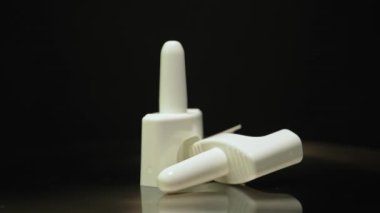 Burun spreyi, siyah arka planda normal solunumu ve izole edilmiş görüntüyü geri getirerek aşırı dozda opioid kullanımını tersine çevirmek için kullanılan hayat kurtaran bir ilaçtır..