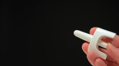 Aşırı dozda uyuşturucu için kullanılan acil durum çantasından burun spreyi. Narkotik uyuşturucu ya da fentanil aşırı doz için kurtarma ilacı