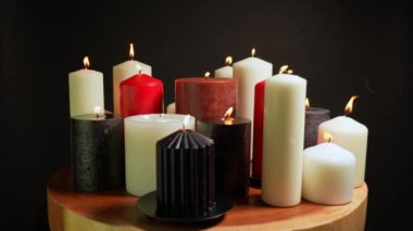 Sihirli mum yakma ayini sahnesi. Büyülü kara büyü atmosferi. Büyülü ritüel esrarengiz masa üzerinde. Cadılar Bayramı ayini geçmişi.