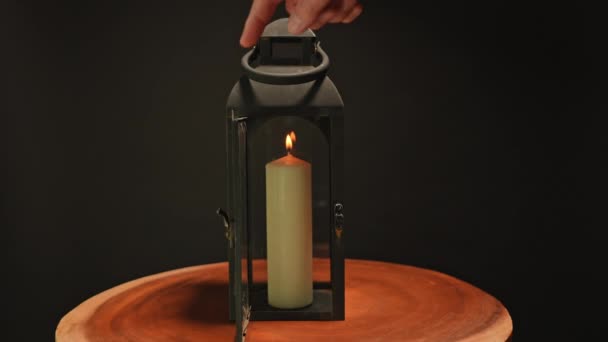 Velha Lanterna Bruxa Enferrujada Com Vela Acesa Dentro Medo Misticismo — Vídeo de Stock